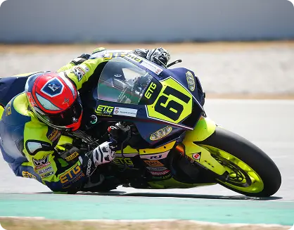 Moto ETG Racing tumbando en curva cerrada