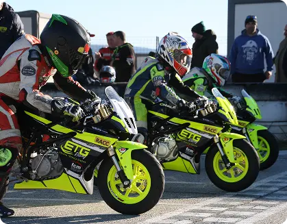Motos esperando para iniciar competicion en circuito ETG Racing