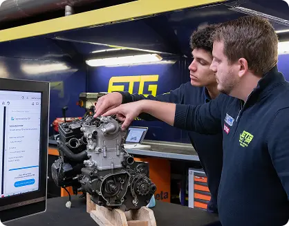 Revisando motor desmontado de moto de competicion en ETG Racing