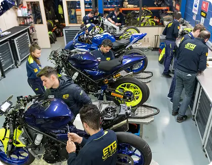 Revision de motos de competicion en aula ETG Racing