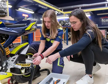 Verificando cadena de moto de competicion en ETG Racing